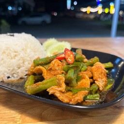 หมูผัดพริกแกงถั่ว