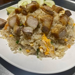 ข้าวผัดหมูกรอบ