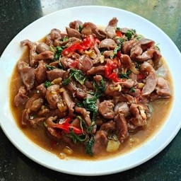ข้าวกะเพราเครื่องในไก่