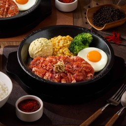 สไปซี่เนื้อและไข่ เสิร์ฟพร้อมข้าวญี่ปุ่น