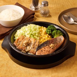 สเต็กแซลมอนและไก่ เสิร์ฟพร้อมข้าวญี่ปุ่น