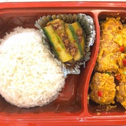 ข้าวปลาหมึกคั่วไข่เค็ม (หรือปลาหมึกคั่วพริกเกลือ ) +ยำแตงกวา