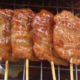 หมูปิ้งแหนมไก่แดง ของคุณยาย ควายเผือก/ธรรมศาลา