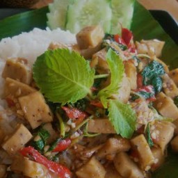 ผัดกระเพราหมูยอราดข้าว(พริกแห้ง)