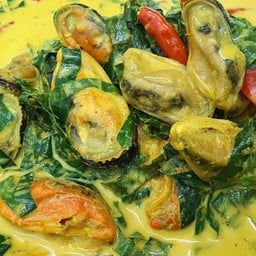 แกงคั่วหอยแมลงภู่ใส่ใบชะพลู