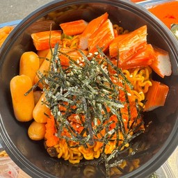 มาม่าเผ็ดเกาหลี  ไส้กรอก+ปูอัด+ไข่กุ้ง