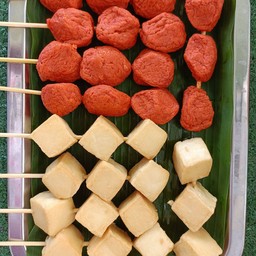 ลูกชิ้นแดง 5 ไม้+เต้าหู้ปลา 5 ไม้