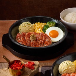 สไปซี่หมูและไข่ เสิร์ฟพร้อมข้าวญี่ปุ่น