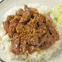 ข้าวเนื้อโคขุนผัดกระเทียมพริกไทย