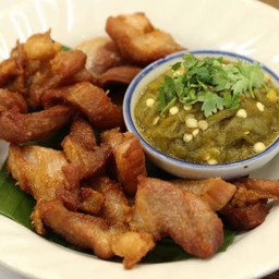 น้ำพริกหนุ่มหมูทอด