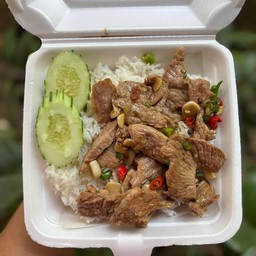 หมูคั่วพริกเกลือราดข้าว
