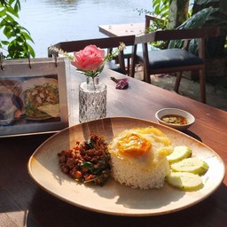 ข้าวราดกระเพราเนื้อ AU