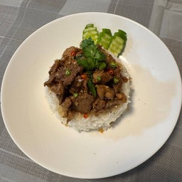 ข้าวหน้าหมูผัดกระเทียมพริกไทยดำ