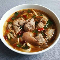 ต้มแซ่บขาหมู