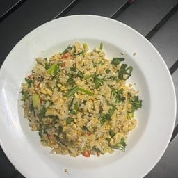 ผีบิน ข้าวกะเพรา ไข่กระทะ