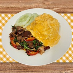 ข.กระเพราขาหมูพริกแห้ง+ไข่ข้น