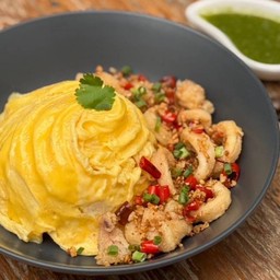 ข้าวปลาหมึกคั่วพริกเกลือไข่ข้น