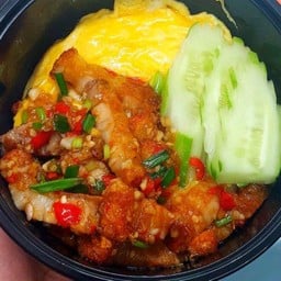 ข้าวหมูกรอบคั่วพริกเกลือ + ไข่ข้น