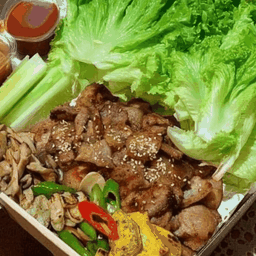 ชุดหมูสามชั้นห่อผัก