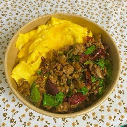 Home kitchen กระเพราพริกแห้ง