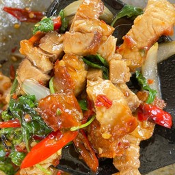 กะเพราหมูกรอบ