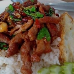 กระเพราเนื้อแดดเดียวราดข้าว