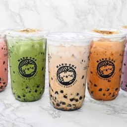 มารุชา@หน้าโรงเรียนกิติคุณ