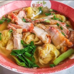 เกี๊ยวน้ำหมูแดงหมูกรอบ
