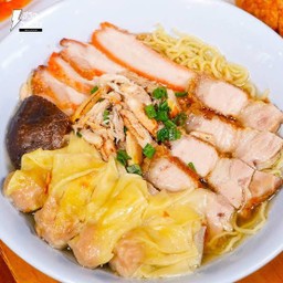 บะหมี่เกี๊ยวหมูแดงหมูกรอบ