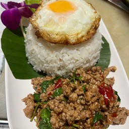 กะเพราหมูสับราดข้าว ไข่ดาว 