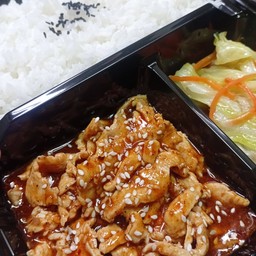 [อร่อยซ่ากับโค้ก] ข้าวไก่ซอสหม่าล่า +  โค้ก ออริจินัล (กระป๋อง)