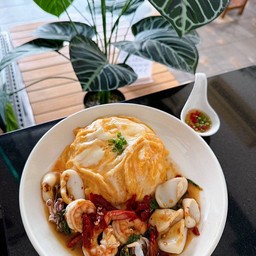 ข้าวไข่ข้นหน้าล้นกระเพราทะเล