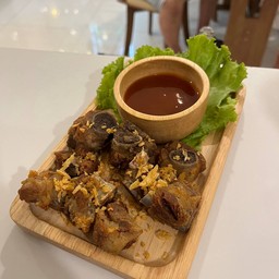 ซี่โครงอ่อนทอดกระเทียม