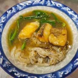เส้นใหญ่ราดหน้าปลากระพง
