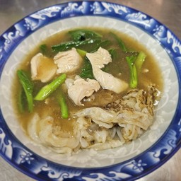 เส้นใหญ่ราดหน้าไก่