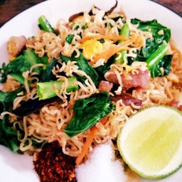 มาม่าผัดไข่หมูหมัก