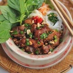 Bun Thit Nuong บุ๋น ถิด เนื้อง