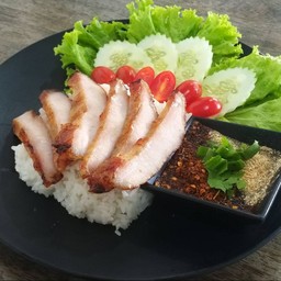 ข้าวหน้าคอหมูย่าง พร้อมน้ำจิ้มแจ่ว