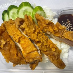 ข้าวไก่ทอดราดซอส