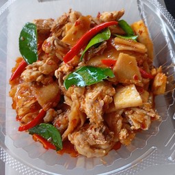 ผัดเผ็ดไก่บ้าน(หน่อไม้ดอง)