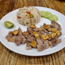 ข้าวผัดพริกเกลือ หมูกระเทียม