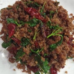 กะเพราเนื้อโคขุนผัดพริกแห้ง