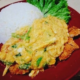 ผัดผงกะหรี่ไก่กรอบราดข้าว