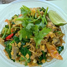 [อร่อยซ่ากับโค้ก] ผัดมาม่าหมูสับ +  โค้ก ออริจินัล (กระป๋อง) 