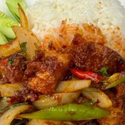 สามชั้นผัดพริกเผาราดข้าว