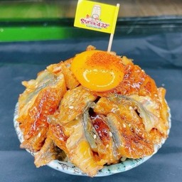 ข้าวหน้าปลาไหลและไข่แดงญี่ปุ่น