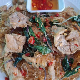 วุ้นเส้นผัดกระเพราหมูหมัก