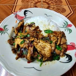 ข้าวกะเพราหมูชิ้น