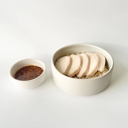 ข้าวกล้องอกไก่ซูวีนุ่ม น้ำจิ้มแจ่ว ไร้น้ำมัน 319 Kcal