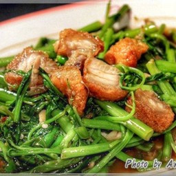 ข้าวหอมผัดผักบุ้งหมูกรอบ